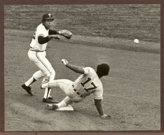 1974 Press Photo Rod Carew Of The Minnesota Twins Leaps Over Sliding Runner