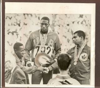 1965 Press Photo Bob Hayes Of The Dallas Cowboys Receiving Gold Medal,  Olympics