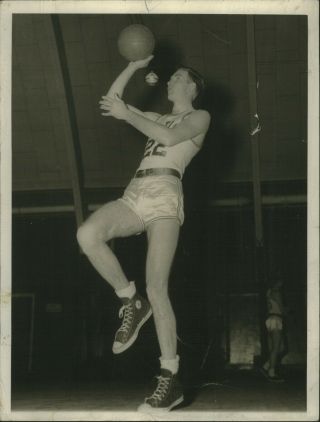 1955 Press Photo Ed Macauley Of The Boston Celtics Posed Shot Shooting Ball