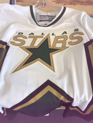 Brenden Morrow Game Used/Worn Dallas Stars Jersey MEIGray Photomatched 8