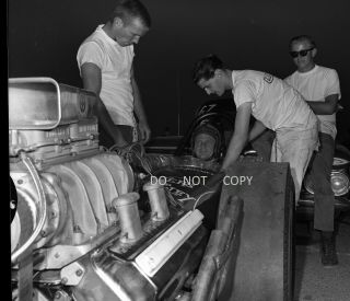 N92 1960 ' S NEGATIVE.  DRAG RACING NHRA,  MEN ASSISTING FAMOUS? DRIVER IN DRAGSTER 2
