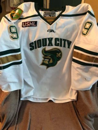 Ushl Sioux City Musketeers Game - Worn Jersey Logan Gestro Canisius
