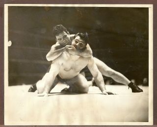 1930s Press Photo Pro Wrestler Jim Londos In Ring Hold On His Opponent