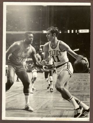 1969 Press Photo Steve Kuberski Of The Celtics,  Bill Bridges Of The Hawks Nba