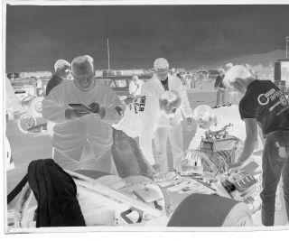 N217 1960 ' S NEGATIVE.  DRAG RACING NHRA,  MEN ON FIXING GREAT DRAGSTER 3