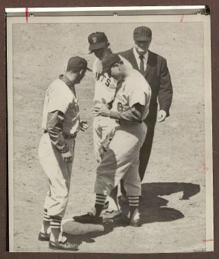 1962 Press Photo Stan Musial Of The Cardinals On First Base After 3430th Hit