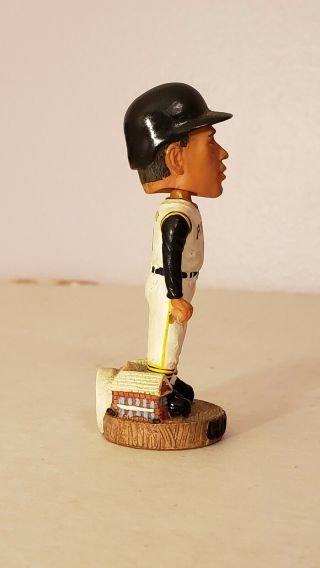 Roberto Clemente Pittsburgh Pirates Mini Bobblehead Magnet (missing bat) 2