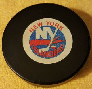 York Islanders Vintage 1980s Official Nhl Old Game Slug Rubberized Logos