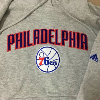 Adidas Philadelphia 76ers Men ' s M Hooded Sweatshirt Gray Stitched Logo EUC 4