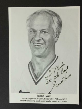 Hockey Legend Gordie Howe (1928 - 2016) Autograph 6.  5 X 9 Photo