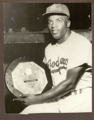1950 Press Photo Jackie Robinson Of The Brooklyn Dodgers Holds Mvp Award