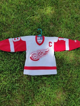 Steve Yzerman Detroit Red Wings Nhl Hockey Jersey - Youth S / M - Ccm Stitched