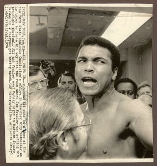 1974 Press Photo Heavyweight Boxer Muhammad Ali Puts On A Show At Physical