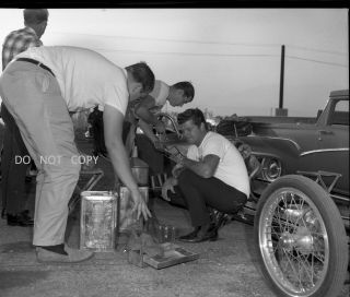 N142 1960 ' S NEGATIVE.  DRAG RACING NHRA,  MEN ON GREAT DRAGSTER ' S ENGINE 2