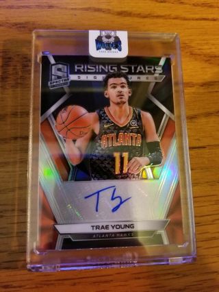 2018 - 19 Spectra Trae Young Rising Stars Rookie Card Auto 22/75