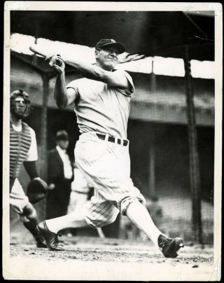 Lou Gehrig 7 - 1/4 " X 9 " B&w Action Photo Taken In The 1930s By Upa Psa/dna Loa