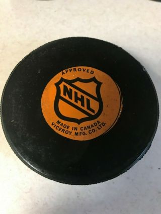 1977 - 83 WASHINGTON CAPITALS VINTAGE NHL VICEROY CANADA OFFICIAL GAME PUCK 2
