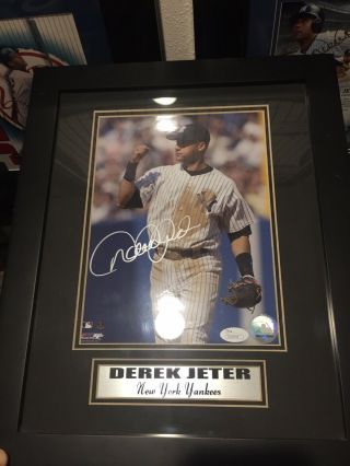 Derek Jeter Signed Framed Photo Yankees Fist Pump Hof 2020 Bold Silver Auto Jsa
