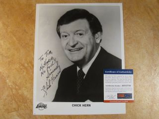 Chick Hearn (hof) Signed Autographed B&w 8x10 Photo 1961 - 2002 Lakers Psa/dna