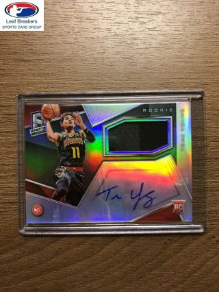 2018 - 19 Spectra Basketball Trae Young Rookie Jersey Auto /299 Rc [mj]