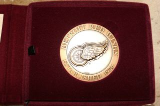 The Highland Detroit Red Wings 1998 Stanley Cup Champs Bronze Coin