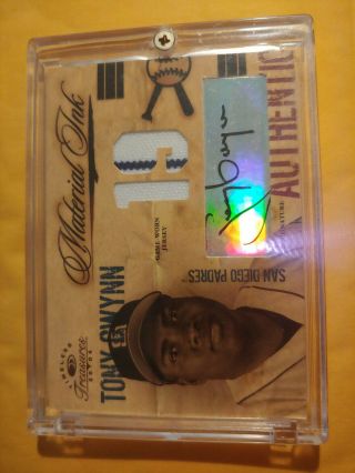 2004 Timeless Treasures Tony Gwynn Material Ink Auto 19/25 Jersey Number