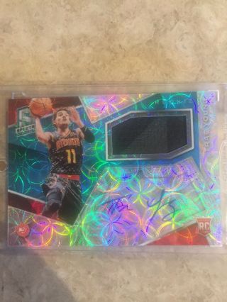2018 - 19 Spectra Trae Young 2 Color Rpa On - Card Auto Neon Blue D 09/99 Rc Hawks