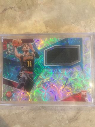 2018 - 19 Spectra Trae Young 2 Color RPA On - Card Auto Neon Blue d 09/99 RC Hawks 3