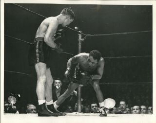 1941 Press Photo Welterweight Boxing Action Henry Armstrong Vs Fritzie Zivic