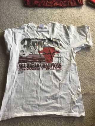 CHICAGO BULLS 3 PEAT NBA CHAMPIONS VINTAGE 1993 T - SHIRT LARGE TRENCH 2
