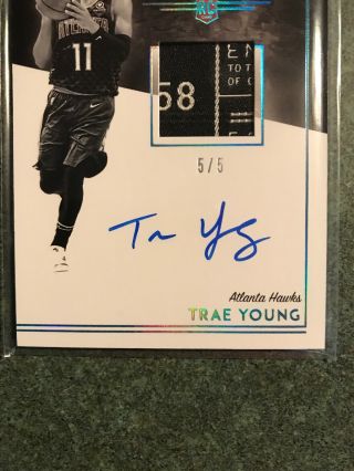 2018 - 19 Panini Noir Trae Young AUTO Rookie Patch Auto 5/5 Laundry Tag RC Hawks 10