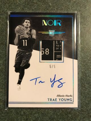 2018 - 19 Panini Noir Trae Young AUTO Rookie Patch Auto 5/5 Laundry Tag RC Hawks 11