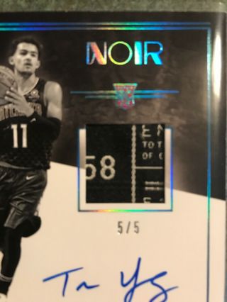 2018 - 19 Panini Noir Trae Young AUTO Rookie Patch Auto 5/5 Laundry Tag RC Hawks 2