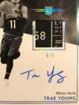 2018 - 19 Panini Noir Trae Young AUTO Rookie Patch Auto 5/5 Laundry Tag RC Hawks 3