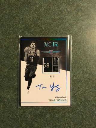 2018 - 19 Panini Noir Trae Young AUTO Rookie Patch Auto 5/5 Laundry Tag RC Hawks 5