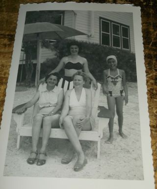 1950 Aagpbl Kenosha Comets Player Poncho W/ Beth Goldie Goldsmith Family Photo