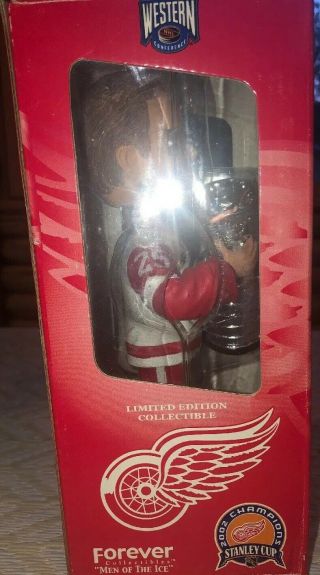DARREN McCARTY Detroit RedWings Bobble Head 2002 NHL Stanley Cup Champs Trophy 4
