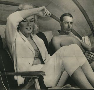1950s Press Photo Marilyn Monroe And Joe Dimaggio Relaxing In Lounge Chairs