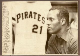 1971 Press Photo Roberto Clemente Of The Pittsburgh Pirates In Locker Rooom