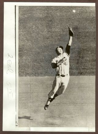 1958 Press Photo Ed Mathews Of The Braves Leaps For Ball In World Series
