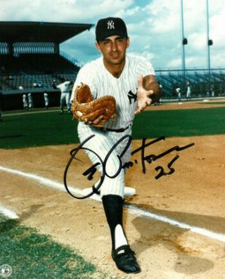 Joe Pepitone Signed York Yankees 8x10 Photo W/ 25 (catching)