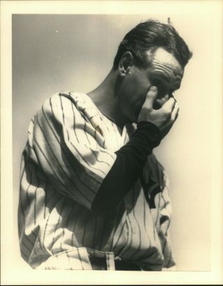Later Printing Photo Classic Image Of Lou Gehrig Of The Ny Yankees On Gehrig Day