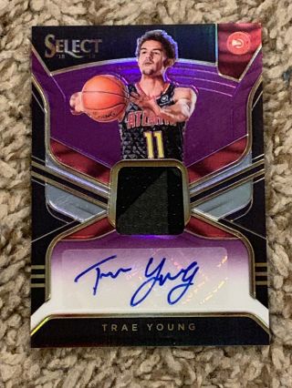 18/19 Select Purple Patch Auto Trae Young 71/99 Rja - Tyg 2cl Patch