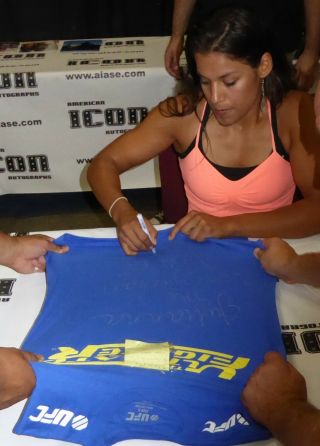 Julianna Pena Signed UFC The Ultimate Fighter Shirt PSA/DNA TUF 18 Autograph 3
