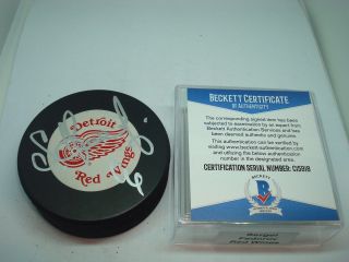 Sergei Fedorov Signed Detroit Red Wings Hockey Puck Auto.  Beckett Bas 1a