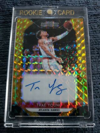 2018 - 2019 Panini Mosaic Trae Young Auto Gold Refractor Rookie /10 Hawks 