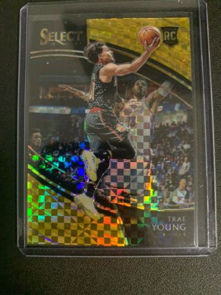 Trae Young 2018 - 19 Select Gold Prizm /10 Rc Rookie Panini Courtside