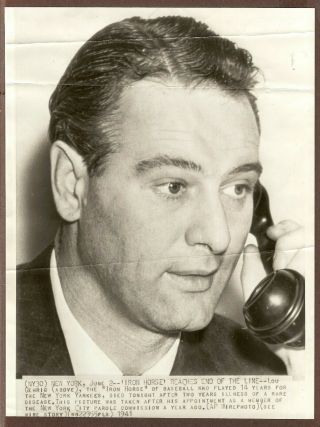 1941 Press Photo Lou Gehrig Of The York Yankees Speaking On Phone
