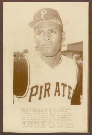 1967 Press Photo Roberto Clemente Of The Pittsburgh Pirates Upset With Press