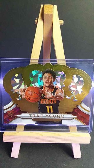 2018 - 19 Panini Crown Royale 81 Trae Young Rookie Die - Cut Gold Ice Prizm 09/10